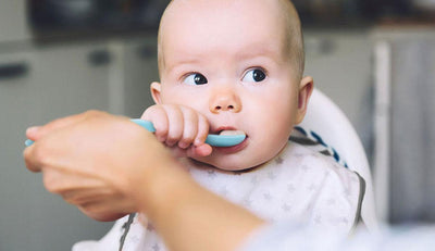 5 maneras de saber que su bebé está listo para comer alimentos sólidos 